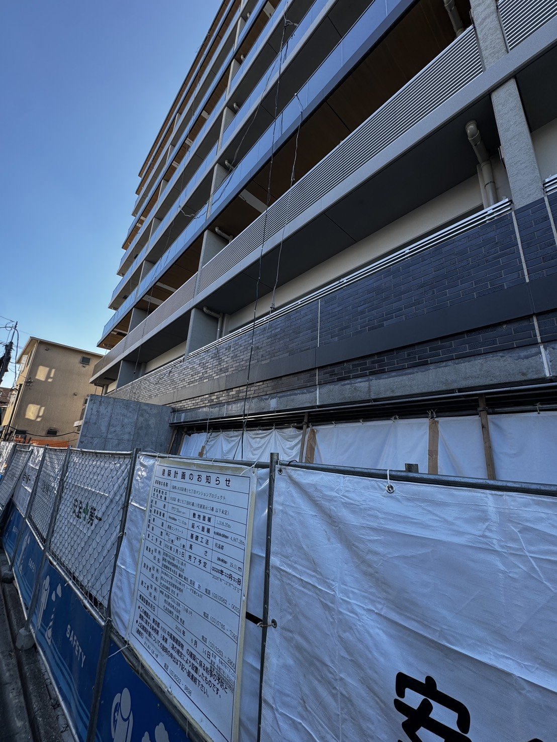 池上七丁目で建築が進むマンションを見上げた様子