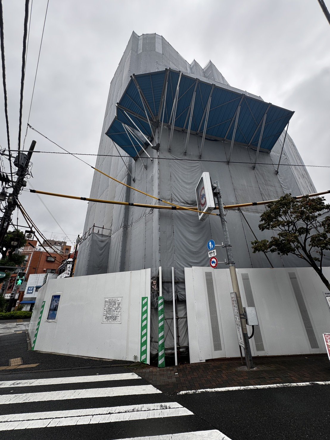 建設中のドレッセ池上、池上駅前交差点から見た外観