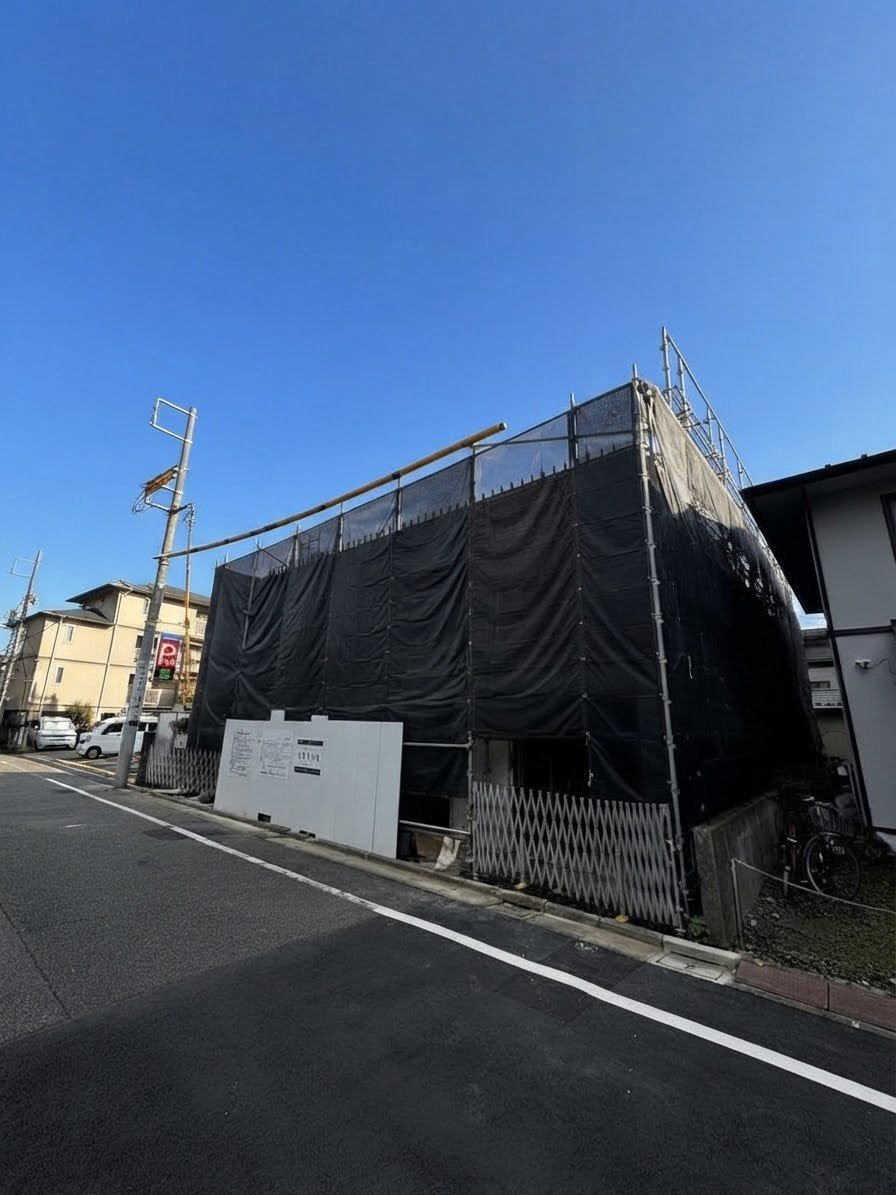 足場と防音シートに覆われた千鳥2丁目の建設現場
