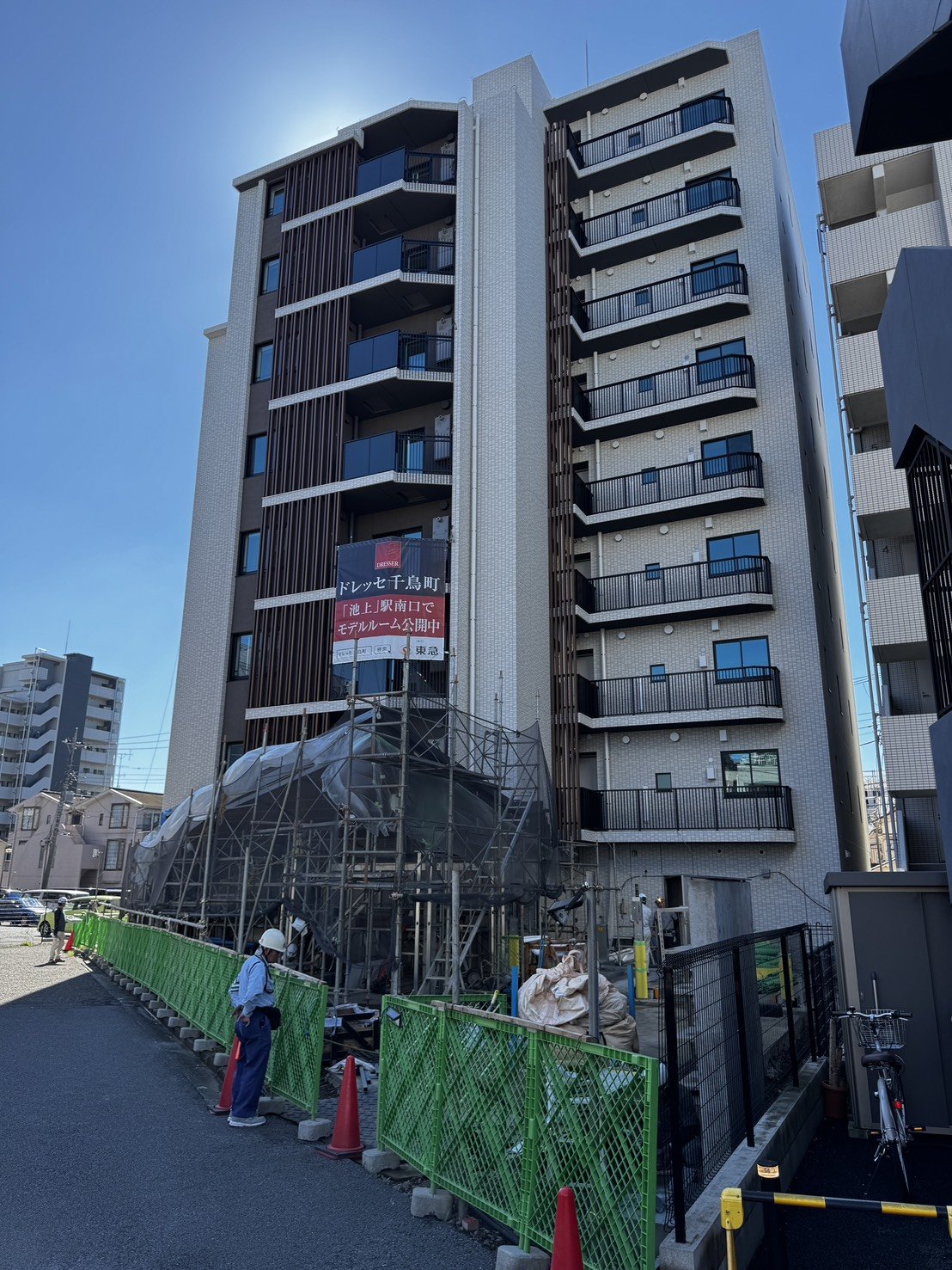 東急池上線「千鳥町」駅近くで建設が進む「ドレッセ千鳥町」の外観（モデルルーム案内の看板あり）