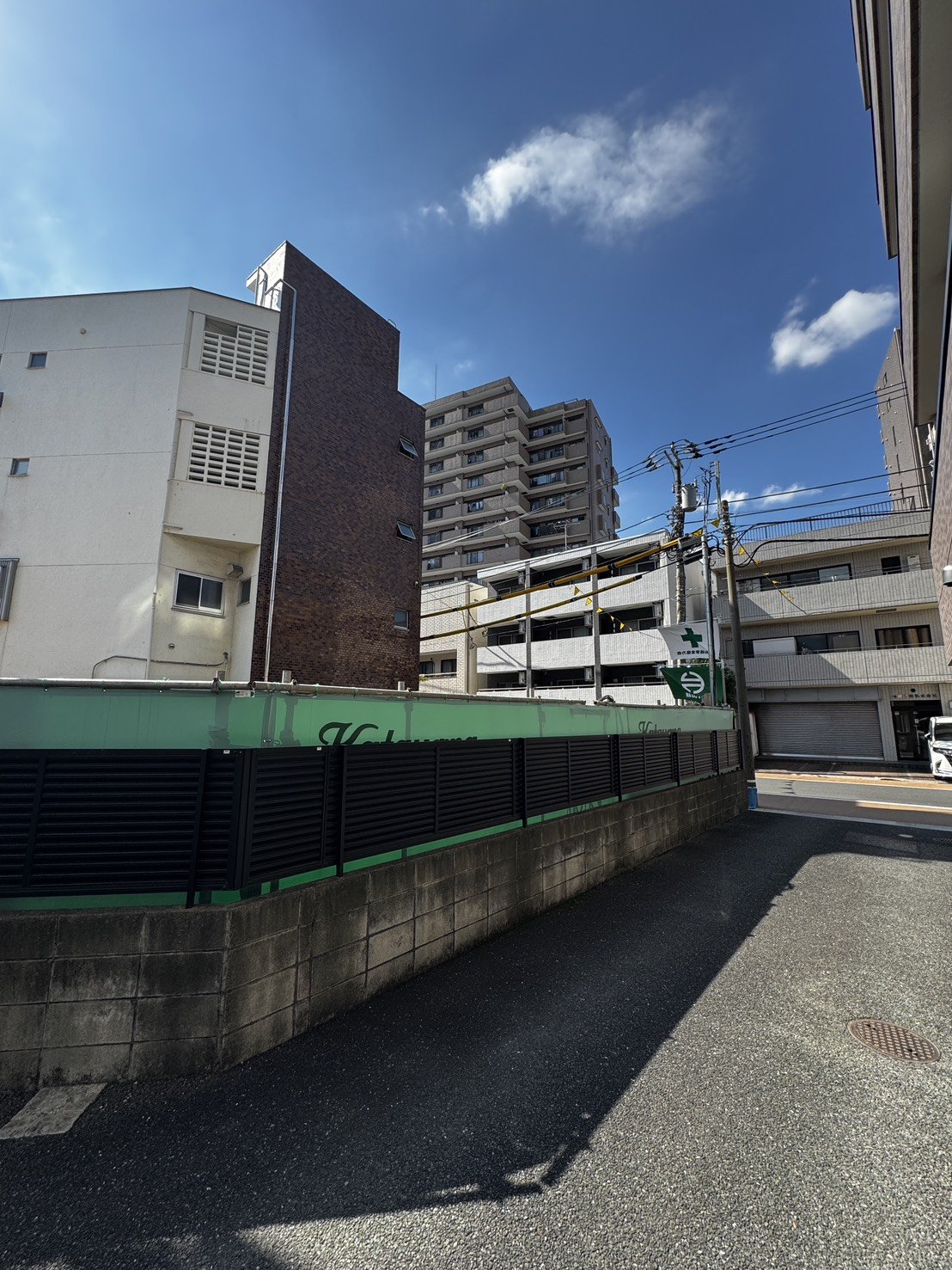 現場付近の道路から見た周辺の中高層マンション群