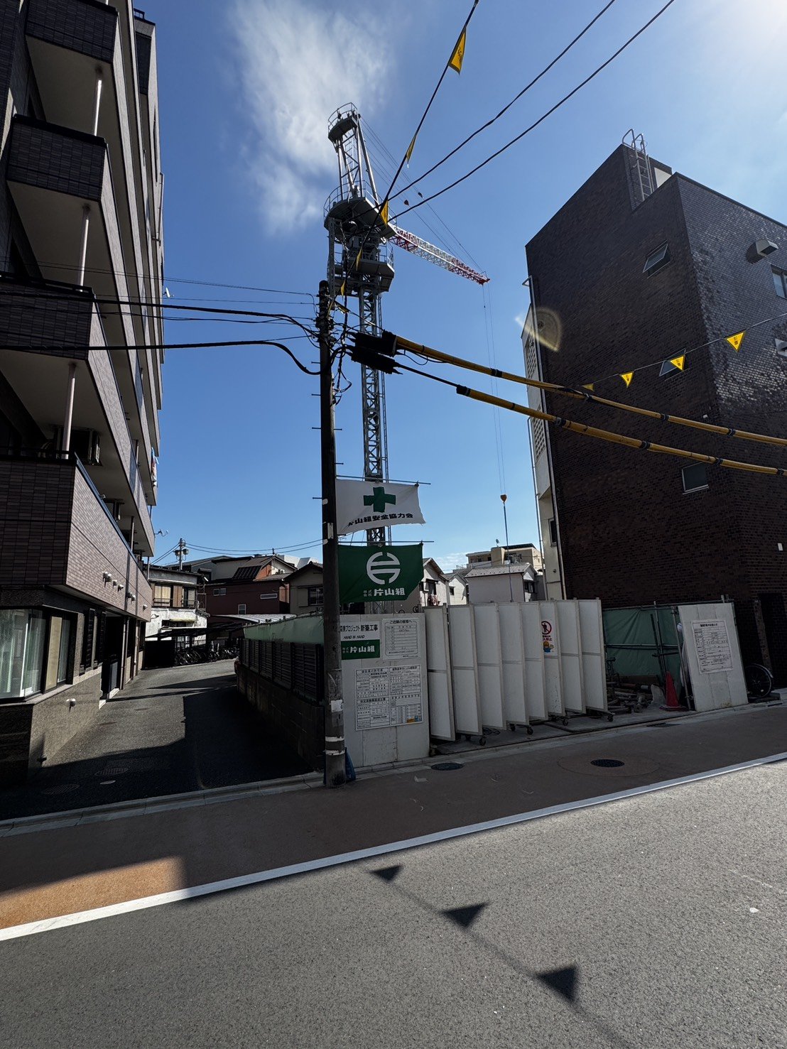 現場周辺の道路とタワークレーンの様子